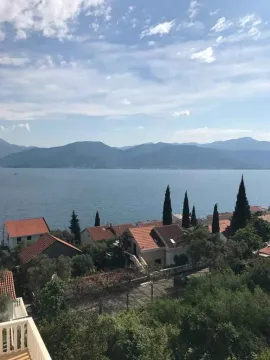 Pogled na more i planine sa balkona. - image 3