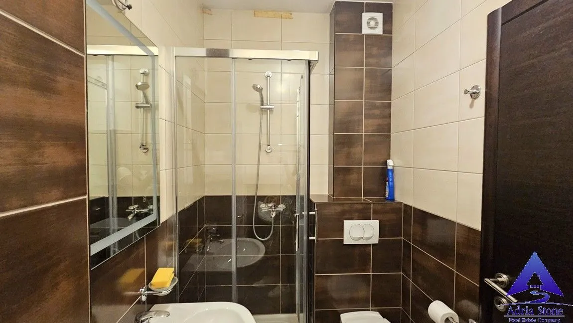 Kupatilo sa tuš kabinom, umivaonikom i WC šoljom.