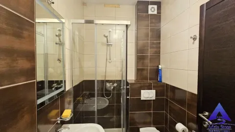 Kupatilo sa tuš kabinom, umivaonikom i WC šoljom. - image 12