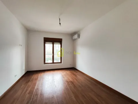 Izdavanje, trosoban stan, 96m², Master Kvart, Podgorica - image 10