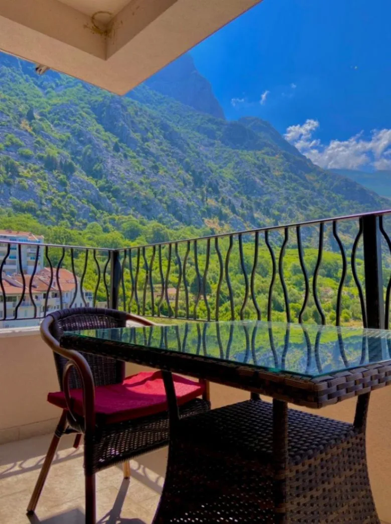 Izdavanje, jednosoban stan, 52m², Dobrota, Kotor