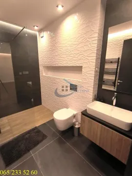 Savremeno opremljeno kupatilo sa tuš kabinom, umivaonikom i wc šoljom. - image 20
