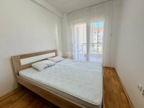 Spavaća soba sa bračnim krevetom i izlazom na terasu. - image 8