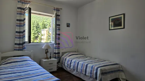 Spavaća soba sa dva kreveta i prozorom sa pogledom na zelenilo. - image 7