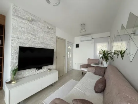 Izdavanje, dvosoban stan, 50m², Bečići, Budva - image 4