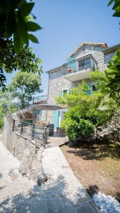 Rent, house, 200m², Đuraševići, Tivat