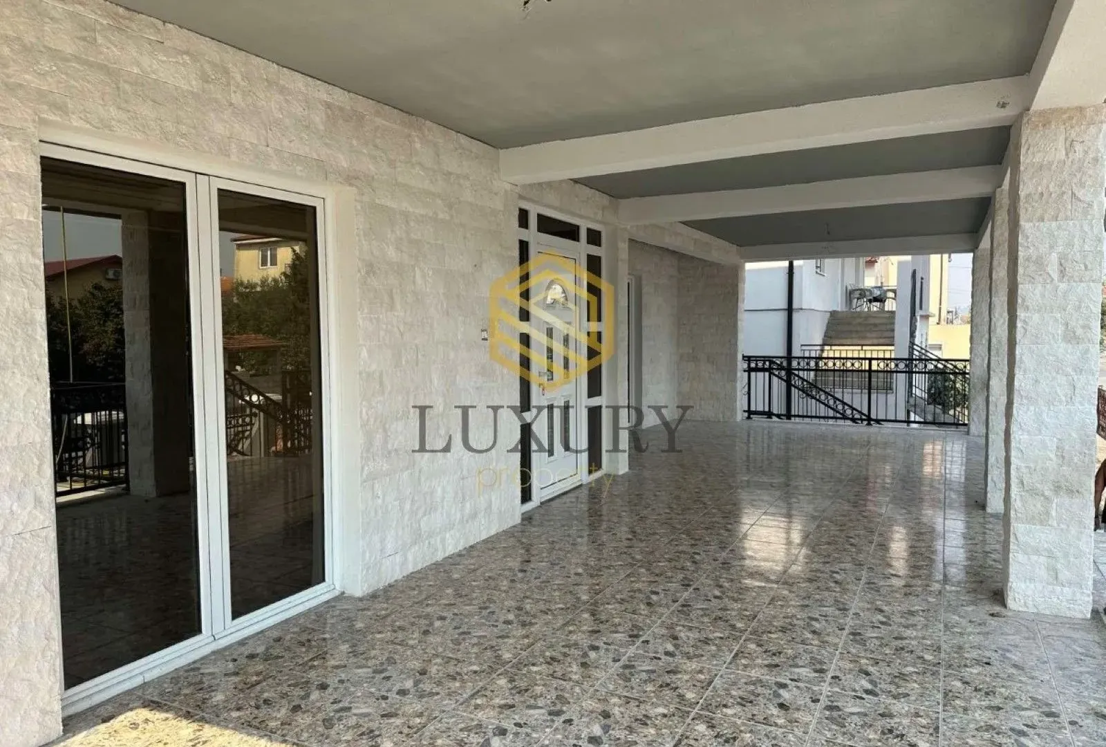 Izdavanje, četvorosoban stan, 156m², Stari Aerodrom, Podgorica