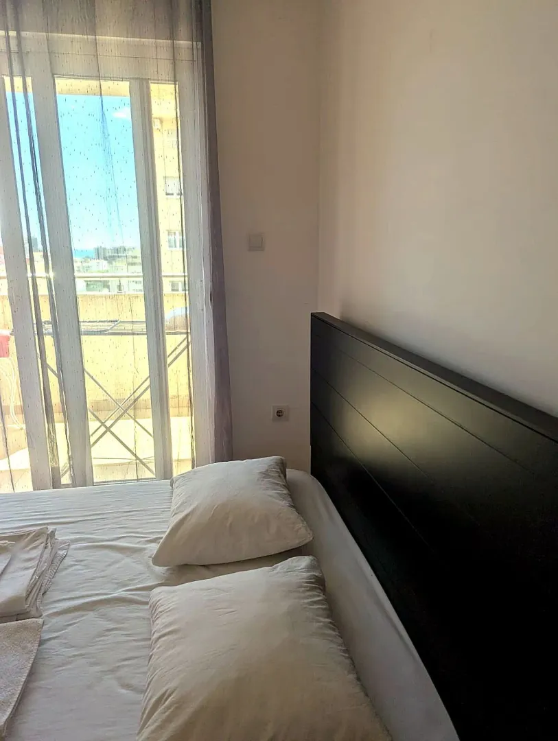 Bedroom with a double bed and access to the terrace.