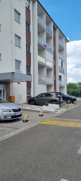 Spoljašnji izgled stambene zgrade sa parkingom. - image 18