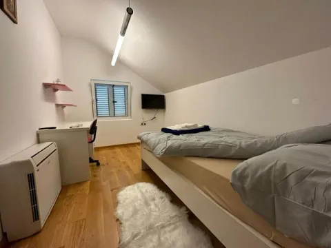 Izdavanje, četvorosoban stan, 250m², Tivat, Crna Gora - image 10
