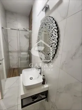 Moderno kupatilo sa umivaonikom, ogledalom i tuš kabinom. - image 16