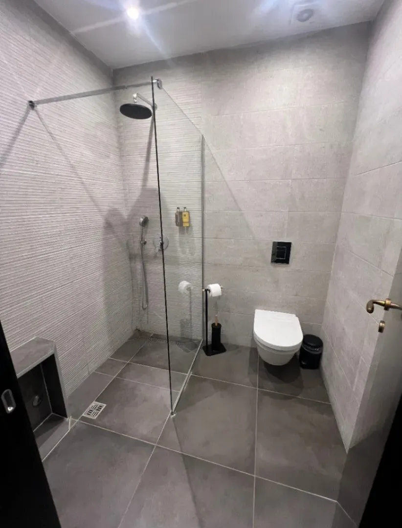 Izdavanje, jednosoban stan, 126m², Soho City, Bar