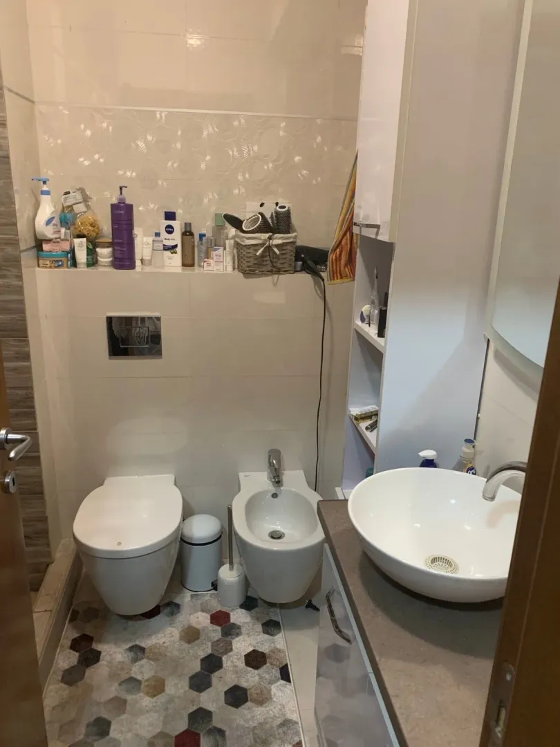 Manje kupatilo opremljeno WC šoljom, bideom i umivaonikom.