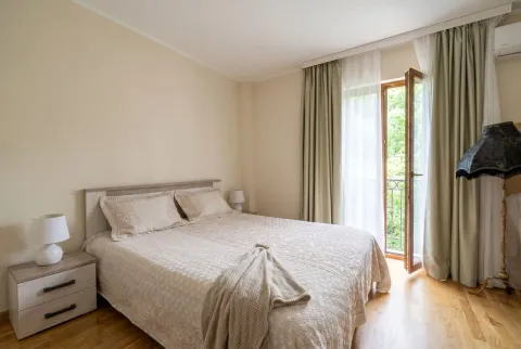 Svijetla spavaća soba sa bračnim krevetom i izlazom na balkon. - image 8