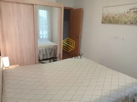 Spavaća soba sa bračnim krevetom, velikim garderoberom i ogledalom. - image 6