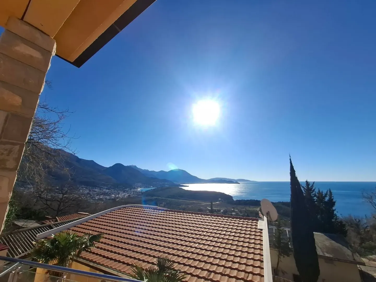 Pogled na more i okolinu sa terase objekta.