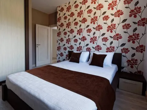 Izdavanje, trosoban stan, 140m², Opatovo, Tivat - image 10