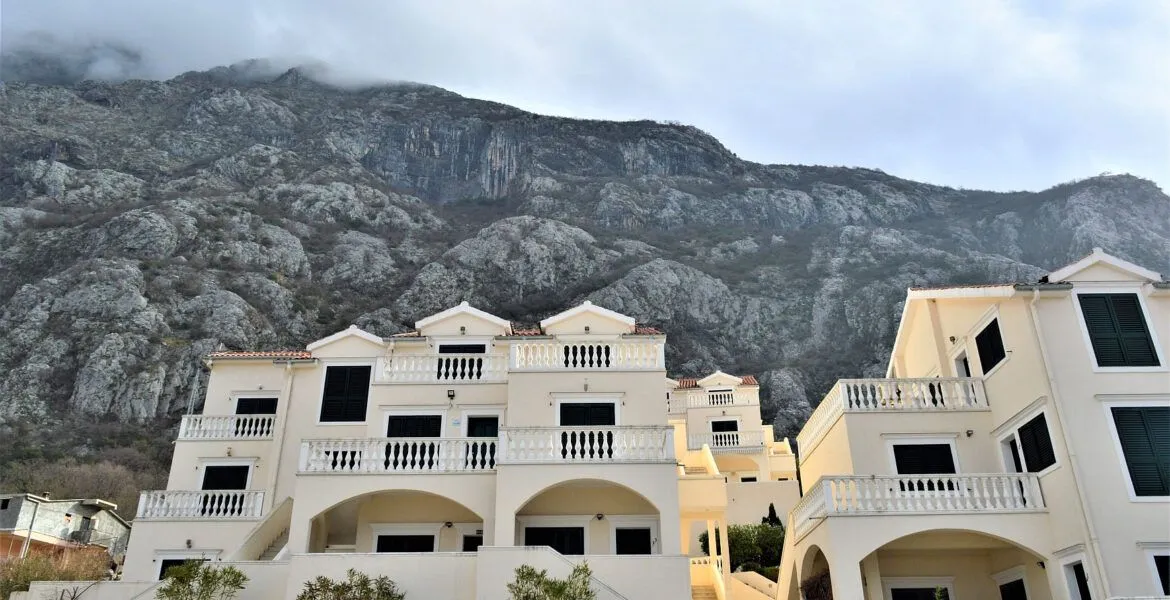 Prodaja, dvosoban stan, 80m², Dobrota, Kotor