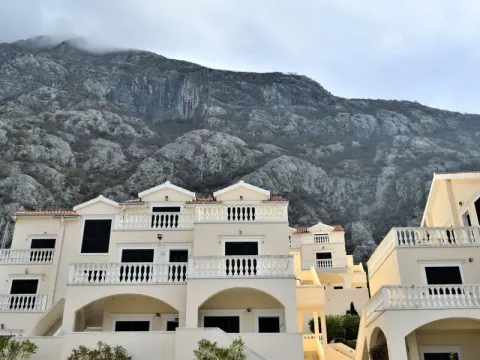 Sale, two bedroom apartment, 80m², Dobrota, Kotor - image 2