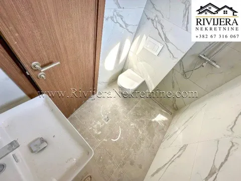 Pogled odozgo na moderno opremljeno kupatilo sa tuš kabinom, WC šoljom i umivaonikom. - image 12