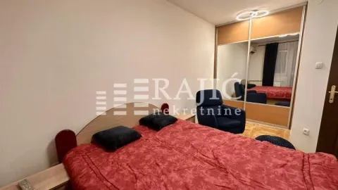 Furnished bedroom with a double bed and a mirrored built-in wardrobe. - image 7