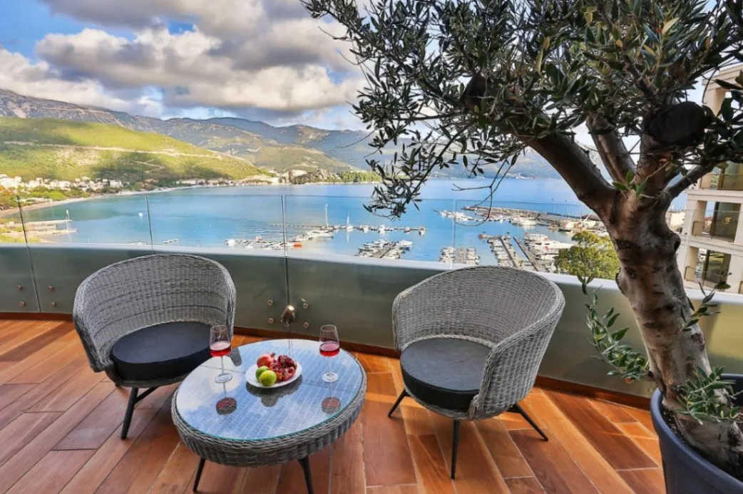 Izdavanje, dvosoban stan, 117m², Centar, Budva