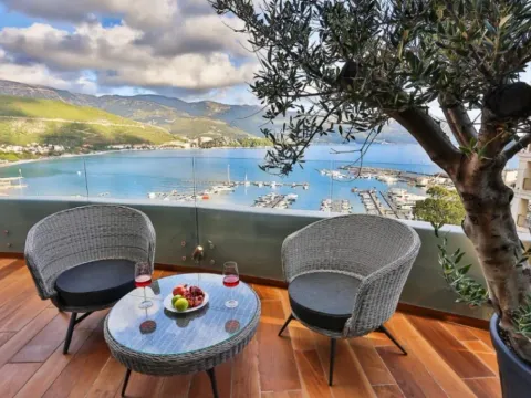 Izdavanje, dvosoban stan, 117m², Centar, Budva - image 1