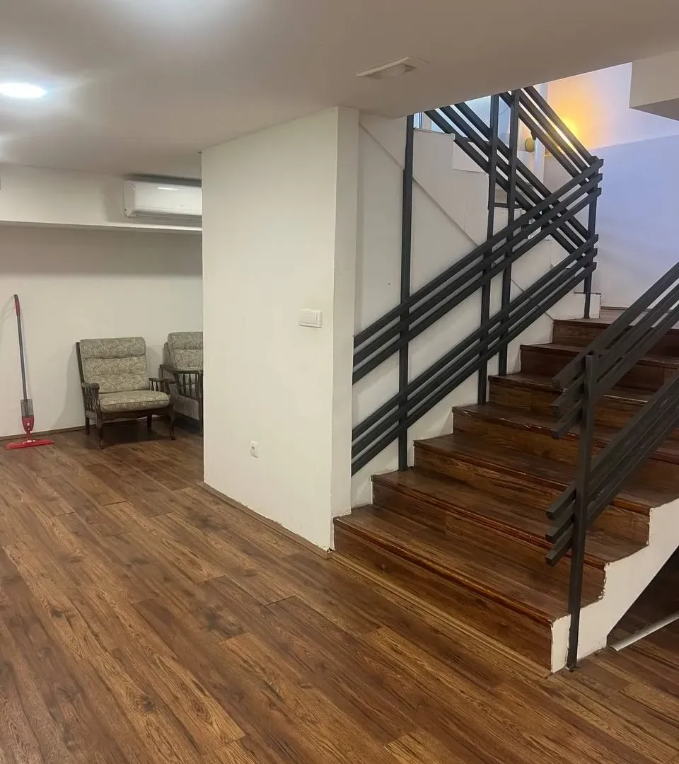 Izdavanje, poslovni prostor, 351m², Blok 5, Podgorica