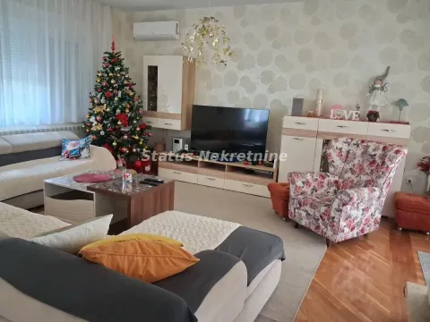 Nameštena dnevna soba sa garniturom, televizorom i novogodišnjom jelkom. - image 4