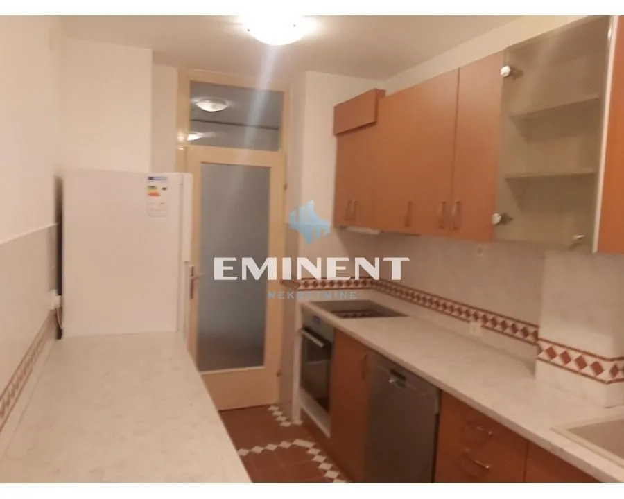 Izdavanje, trosoban stan, 75m², Banovo Brdo, Beograd