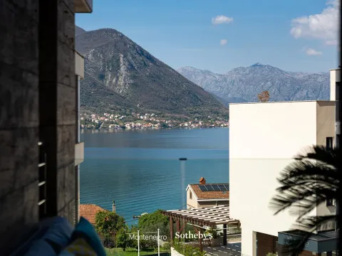 Sale, two bedroom apartment, 82m², Dobrota, Kotor - image 1