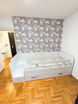 Dečja soba sa belim krevetom i tapetama sa motivom zeka. - image 9