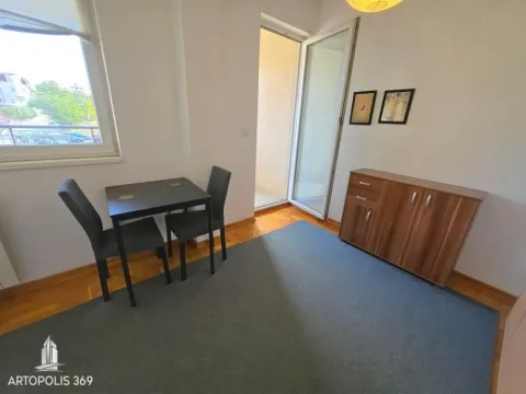 Manja trpezarija sa stolom, stolicama i izlazom na terasu. - image 6