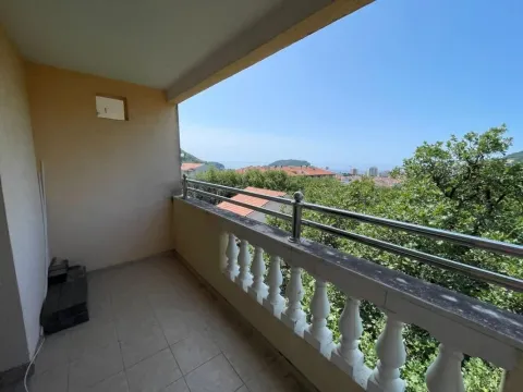 Natkriveni balkon sa pogledom na grad i zelenilo. - image 7