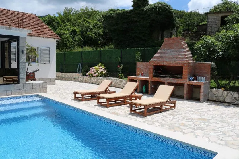 Izdavanje, kuća, 200m², Kuti, Herceg Novi
