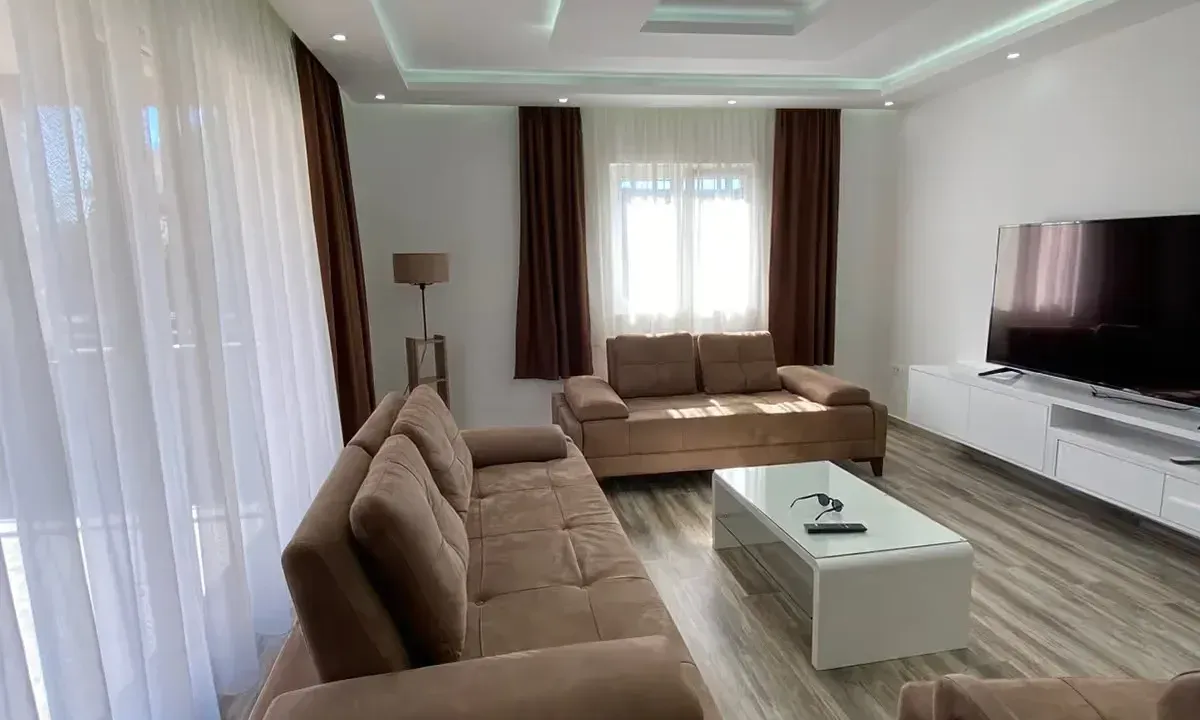 Izdavanje, stan, 127m², Tivat, Crna Gora