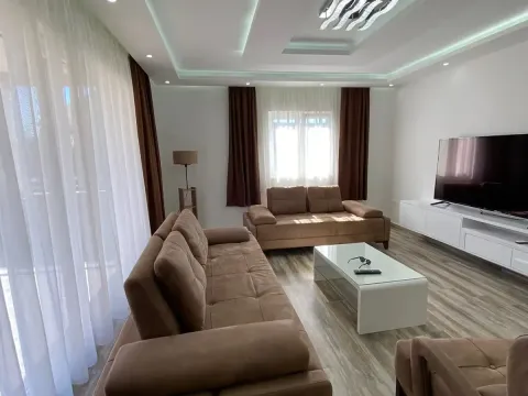 Izdavanje, stan, 127m², Tivat, Crna Gora