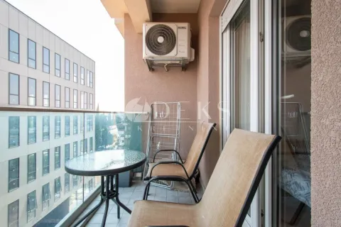 Manji namješteni balkon sa stolom, stolicama i klima uređajem. - image 8
