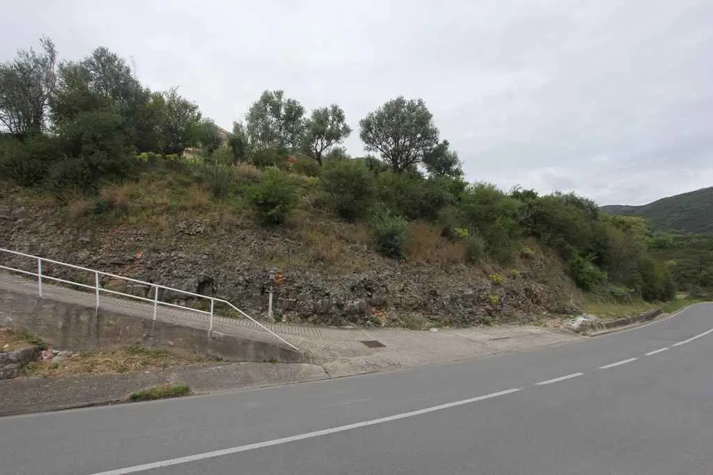 Pogled na građevinski plac pored asfaltiranog puta.