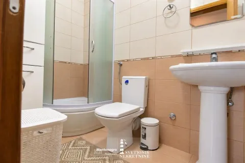 Kompaktno kupatilo sa tuš kabinom, umivaonikom i wc šoljom. - image 12