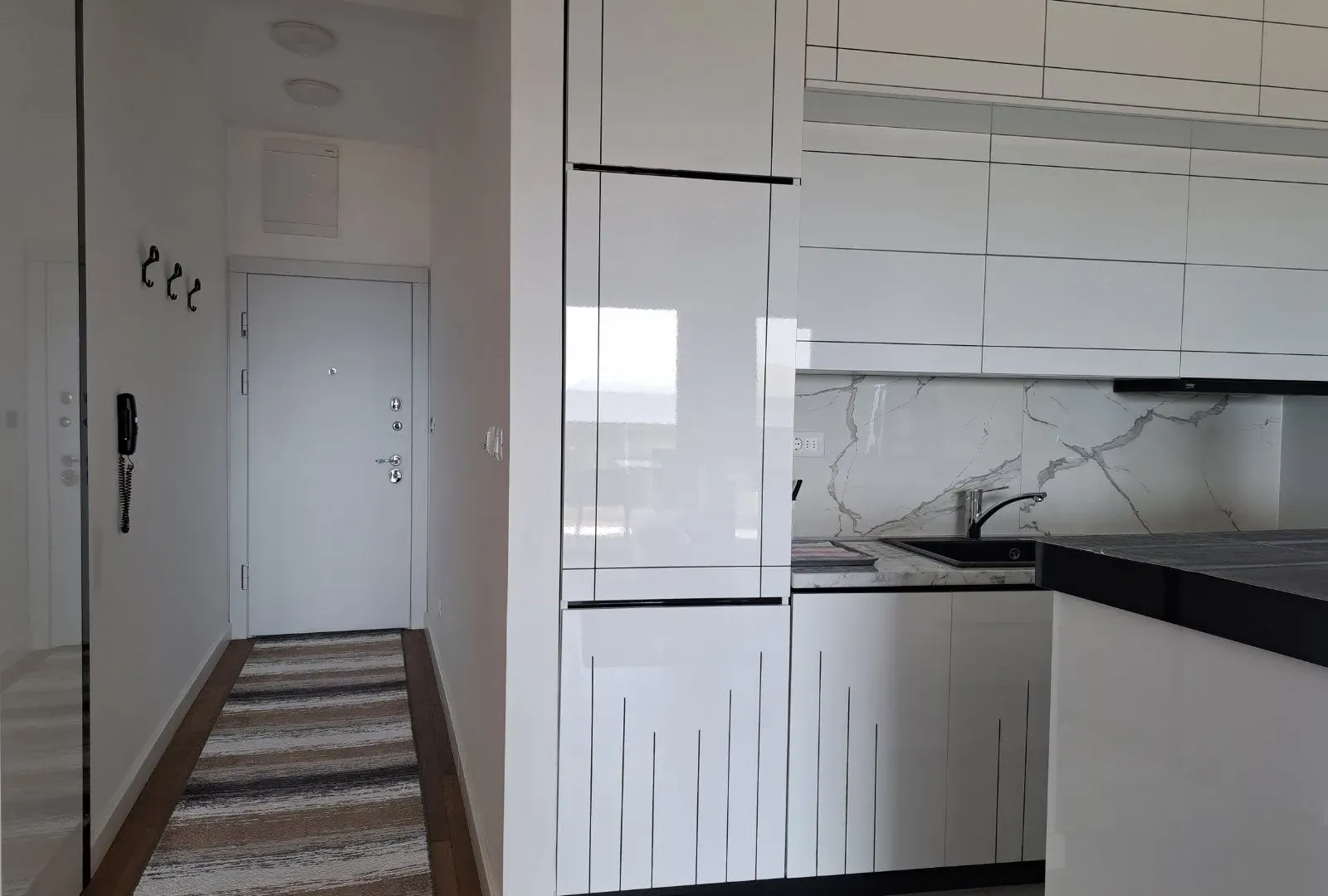 Izdavanje, jednosoban stan, 62m², Soho City, Bar