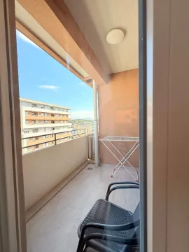 Pogled na nenatkrivenu terasu sa stolicom i sušačem za veš. - image 12