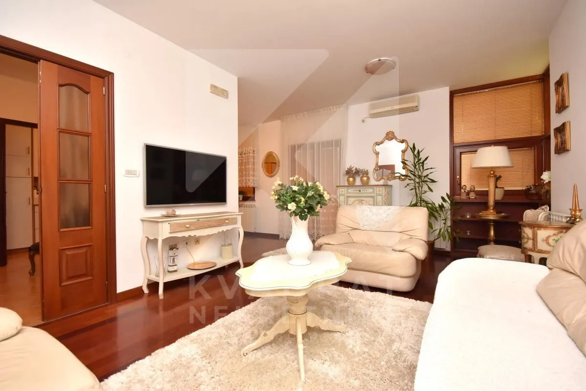 Izdavanje, trosoban stan, 100m², Gorica C, Podgorica