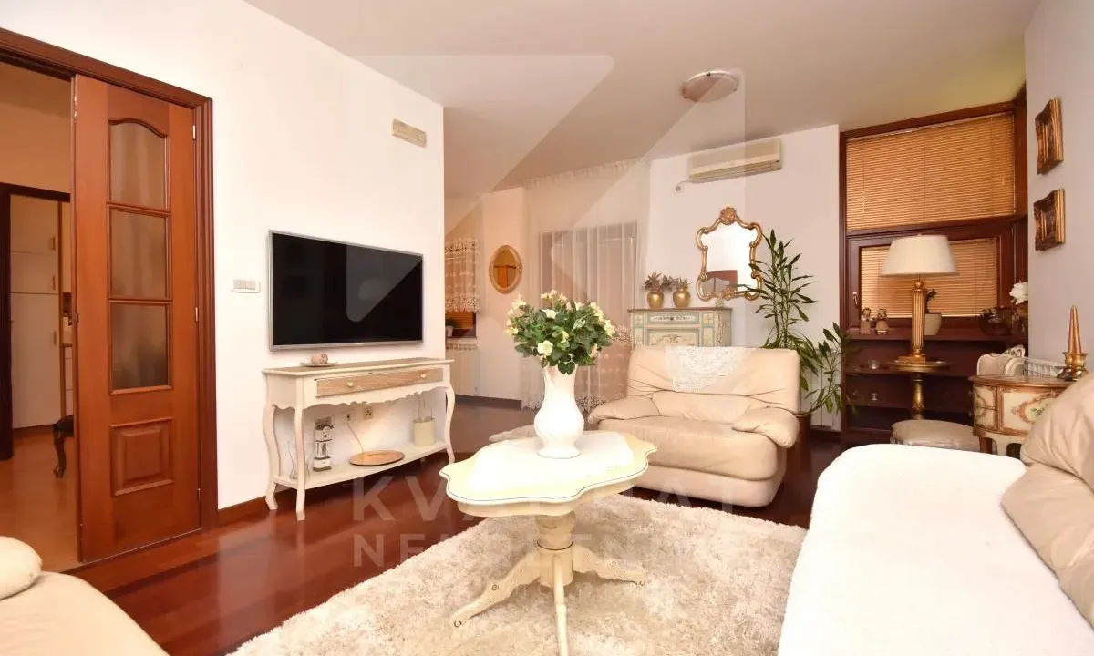 Izdavanje, trosoban stan, 100m², Gorica C, Podgorica