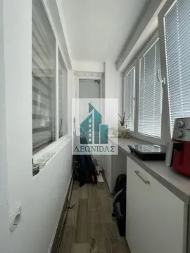 Zastakljeni balkon sa elementima za odlaganje i kuhinjskim aparatima. - image 15