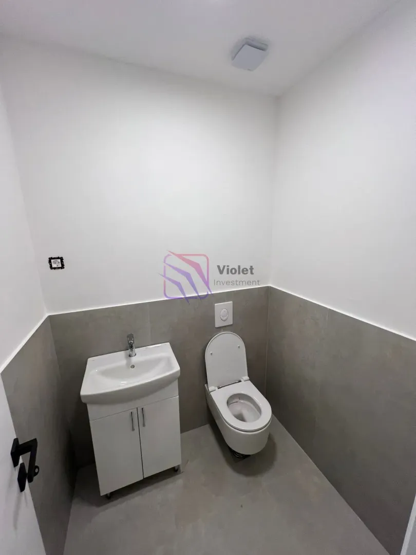 Smaller bathroom equipped with a washbasin and toilet.