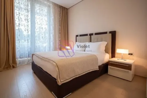 Namještena spavaća soba sa bračnim krevetom, noćnim stočićem i velikim prozorom. - image 7