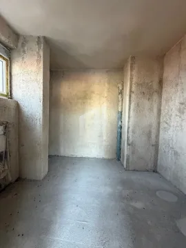 Pogled na nenamještenu prostoriju u fazi grubih radova. - image 18