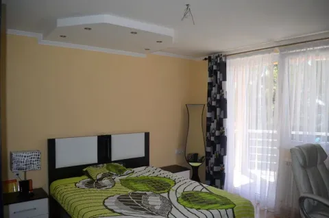 Spavaća soba sa bračnim krevetom i izlazom na terasu. - image 12