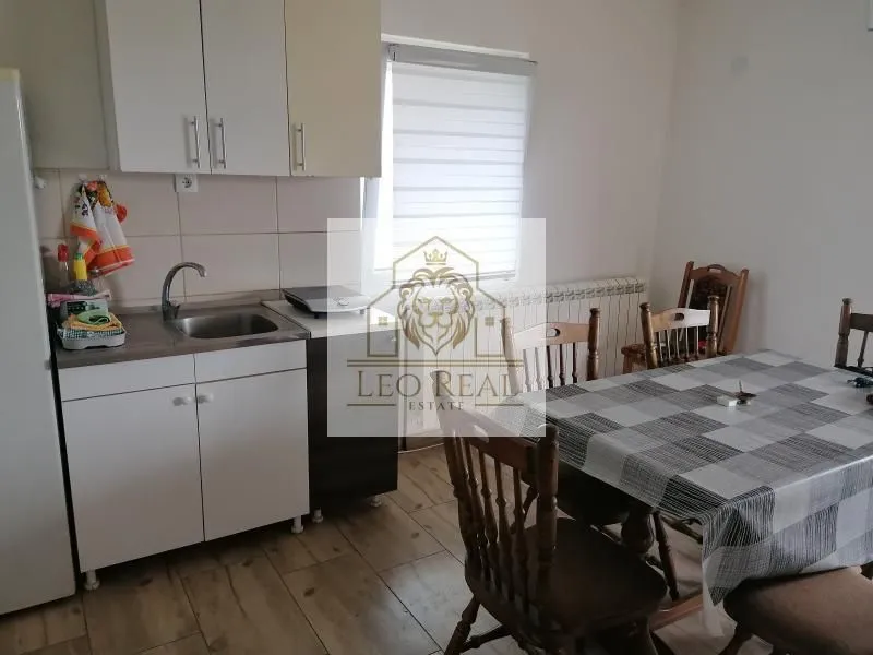 Izdavanje, stan, 180m², Radiofar, Surčin